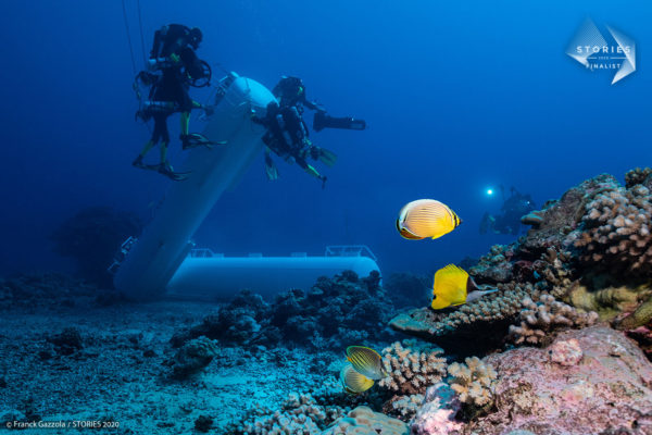 After a few training sessions on a sandy bottom in the lagoon, the divers of Under The Pole are ready to install the ballasts of the Capsule on their final site on the reef. The space has been scouted before and it is a flat area made of sediment (without